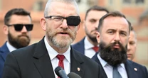 Tajemnicza opaska na oku Grzegorza Brauna. Polityk ujawnia, co się stało