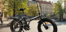 Ten rower elektryczny "składak" zachwyca designem. Ma baterię 10 Ah i 5 poziomów wspomagania