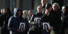 Poruszające sceny w Mławie. Ulicami idzie marsz. Niemal wszyscy niosą to w dłoniach. "Płaczą"