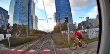 Rowerzysta na czerwonym wjechał wprost pod tramwaj. Przerażające nagranie