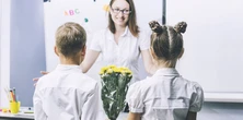 "Zbieram je i znoszę do piwnicy". Nauczyciele o prezentach od uczniów
