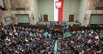 Nowy sondaż parlamentarny. Remis na szczycie, jedna partia z dużym spadkiem