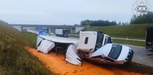 Nietypowe zdarzenie na autostradzie A1. Z ciężarówki wylał się sos pomidorowy