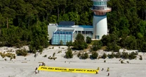 Aktywiści Greenpeace przed prezydencką rezydencją. Na plaży pojawił się ogromny transparent