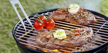 Ten grill węglowy zaskakuje nawet kucharzy. Kosztuje niewiele, ma duży ruszt