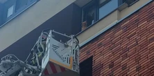 Biedaczek utknął na parapecie i drżał z przerażenia!