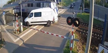 Dramatyczne zdarzenie na przejeździe kolejowym pod Krakowem. "Jak on to przeżył?"