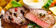 Jesz steki, burgery albo sznycle? Naukowcy odkryli związek z jednym z najgroźniejszych nowotworów
