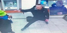 Zrobił przed bankomatem coś wstrętnego. Policja pokazała nagranie