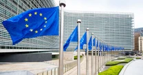 Bruksela zmienia decyzję w sprawie Polski. Politycy koalicji nie kryją entuzjazmu, opozycja - goryczy