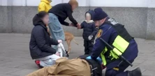 Dzieci pochylały się nad tatą. Co chwilę tracił przytomność. Dramat w Warszawie