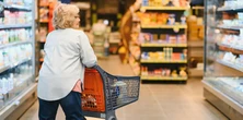 Seniorzy mogą zaoszczędzić na zakupach. Jeden warunek by mieć rabaty w Lidlu i innych sieciach