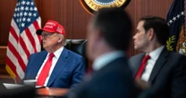 "Istnieje duże ryzyko eskalacji". Po ataku na Iran w otoczeniu prezydenta USA panuje niepokój. Sam Donald Trump triumfuje