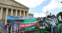 Protesty we Francji. Rolnicy zablokowali drogi w całym kraju i wjechali ciągnikami do Paryża