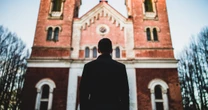"Chrztu do dzisiaj nie mogę wybaczyć rodzicom". Podjął decyzję o apostazji [LIST]
