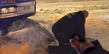 Jego głowa zwisała bezwładnie z plastikowej skrzyni na piasek. Ciało było zimne. Tragedia w Warszawie