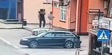 Bulwersująca "zabawa" na ulicach Mszczonowa. Do dorosłego dołączył nieletni [NAGRANIE]