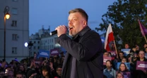 Adrian Zandberg uderza w rząd Tuska. "Dzień po wyborach zaczęli robić to samo, co PiS" [RELACJA NA ŻYWO]