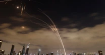Kolejny atak rakietowy Iranu na Izrael. Ambasada USA "nieznacznie uszkodzona"