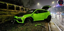 Spektakularna stłuczka w Warszawie. Toyota zderzyła się z wartym fortunę lamborghini