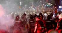 Serbowie podpalili lont. Tysiące ludzi na ulicach, dziesiątki zatrzymanych i kordon policji. "Bóg wie, ilu obywateli mogło zginąć"