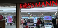 Rossmann rozdaje gratisy, ale trzeba się spieszyć. Klientki ruszyły po kosmetyki popularnej marki