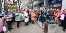 Strzykawki na trawnikach i bójki pod kliniką. "Skończyła się nam cierpliwość"