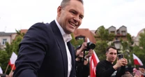 Nawrocki znów kręci w sprawie kawalerki. Trzaskowski brudzi sobie ręce. Biejat i Zandberg idą w górę