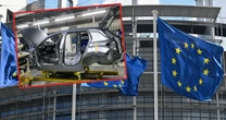 Unia Europejska chce wprowadzić nowy zakaz tylnymi drzwiami. Nawet politycy w Brukseli łapią się za głowy. "To wręcz niemożliwe"