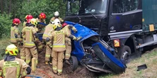 Tragedia pod Oleśnicą. Osobówka została kompletnie zmiażdżona, kierowca nie żyje