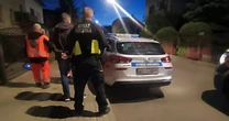 Roztrzęsiona kobieta na cudzej posesji. Strażnicy miejscy ruszyli z pomocą