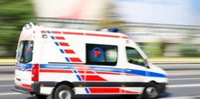 Wypadek karetki w Małopolskim. Pojazd wpadł do potoku