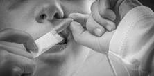Snus zamiast papierosów – czy te woreczki z tytoniem są naprawdę zdrowsze? "Poczułem piekący ból w dziąsłach"
