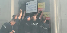 Dym, słoma i smród gnojówki. Tak rolnicy blokują budynek ministerstwa rolnictwa