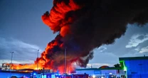 280 strażaków walczyło z potężnym pożarem hali w Mińsku. Pojawił się pilny apel MSWiA