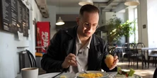Zapłacił grosze za śniadanie w barze mlecznym. Szokujące słowa
