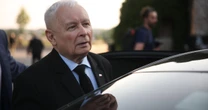 "Stan Wyjątkowy". Wymowna reakcja Jarosława Kaczyńskiego na spóźnienie Karola Nawrockiego. "Powstał dwugłos"