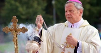 Biskup z Radomia ukrywał pedofilię. Teraz znów bierzmuje młodzież