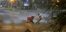 Nocna "zabawa" na płockiej ulicy. Kamera przyłapała młodych ludzi