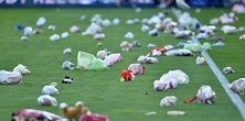 Barcelona, jak kluby Ekstraklasy. Zespół Lewego pomoże dzieciom, a na boisko poleci nietypowy deszcz