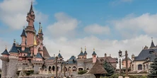 Wynajął Disneyland pod Paryżem na prywatną uroczystość. Na ślub dorosłego z... dziewięciolatką