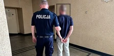 Przypadkowym osobom groził wydłubaniem oczu nożyczkami. Policja zatrzymała agresora w jego mieszkaniu