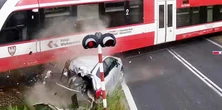 Horror na przejeździe. Opel stanął na torach, maszynista nie miał szans