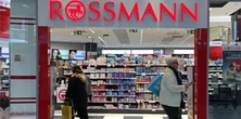 Promocja w Rossmannie na lato przyciąga Polki. Te produkty będą idealne, by ochłodzić ciało w upały
