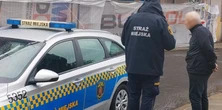 Stał w deszczu i bezradnie się rozglądał. Kryła się za tym smutna historia