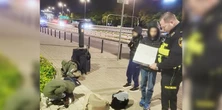 Ciężarna kobieta z płaczącymi dziećmi siedziała na chodniku. Za tym dramatem kryła się mroczna historia