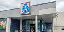 Tyle zarabia kasjer w Aldi. Pieniądze także za polecenie kogoś nowego