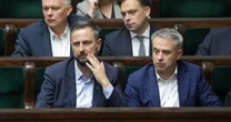 Nowy sondaż partyjny. Remis na szczycie, trzy partie tracą miejsca w Sejmie