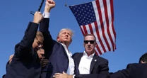 "Ułamek cala i byłby martwy". Ten gest Trumpa przeszedł do historii. "Uniesiona pięść stanie się ikonicznym symbolem"