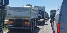 Rolnicy blokują ekspresówkę, kierowcy tkwią w gigantycznych korkach. "Koszmar w drodze na wakacje"